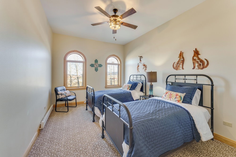 1 Mi to Skiing: Mtn-view Condo in Angel Fire!