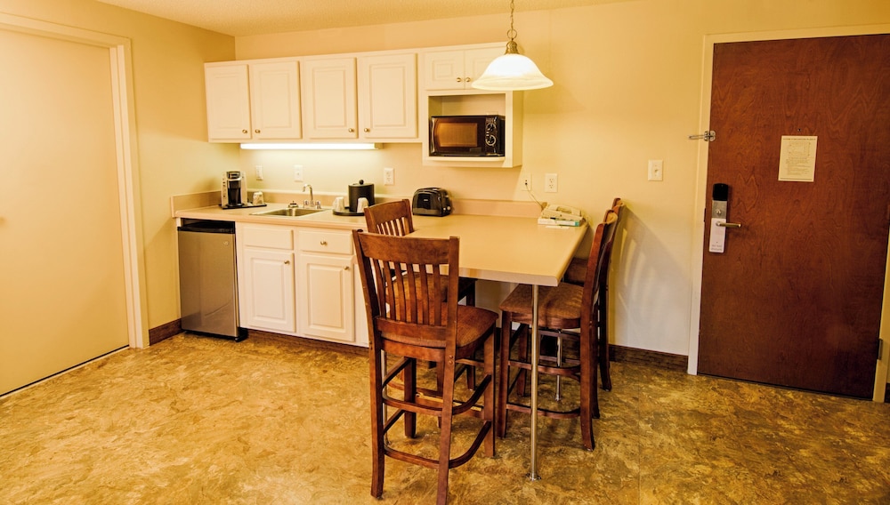 Fayetteville Vacations - Landmark Inn Fort Liberty - Property Image 4