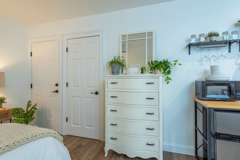 Pet Friendly Studio Near Biltmore w Espresso bar