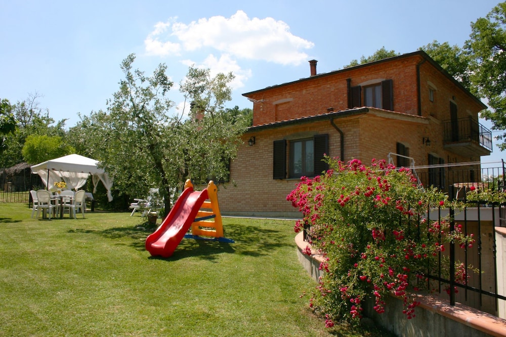 Wonderful Private Villa With Private Pool, TV, Pets Allowed and Parking, Close to Montepulciano