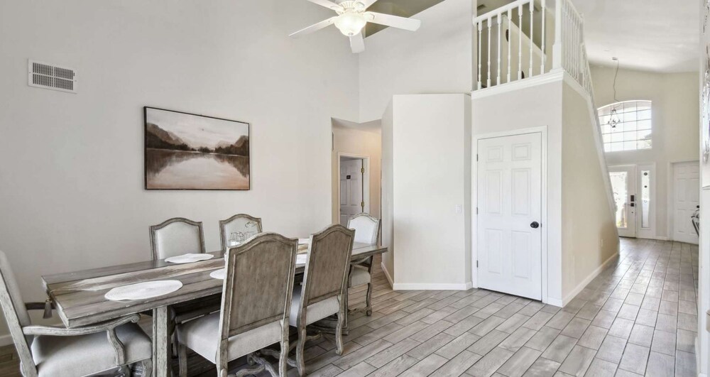 Large 6BR Family Home w Pool Hot Tub Games Room