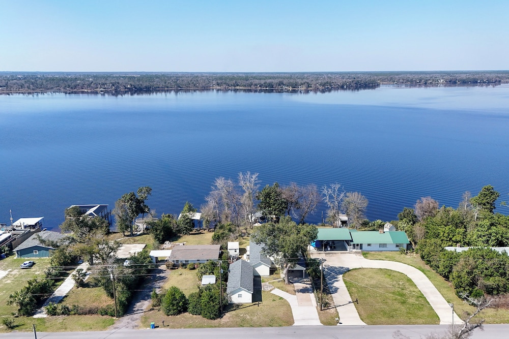 Hot Tub & Boat Dock: Getaway on Deer Point Lake!
