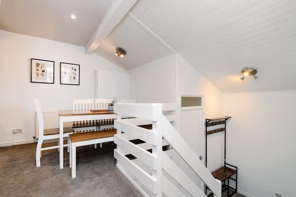 3 Bed House-free Parking-6beds