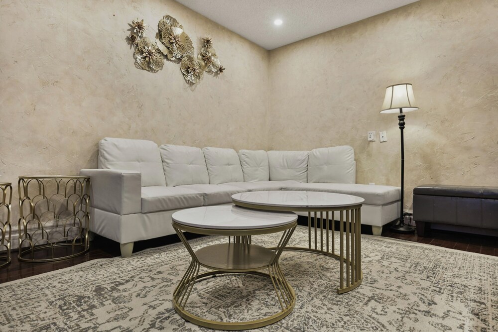 Mississauga Retreat Your Spacious 5-bedroom Home
