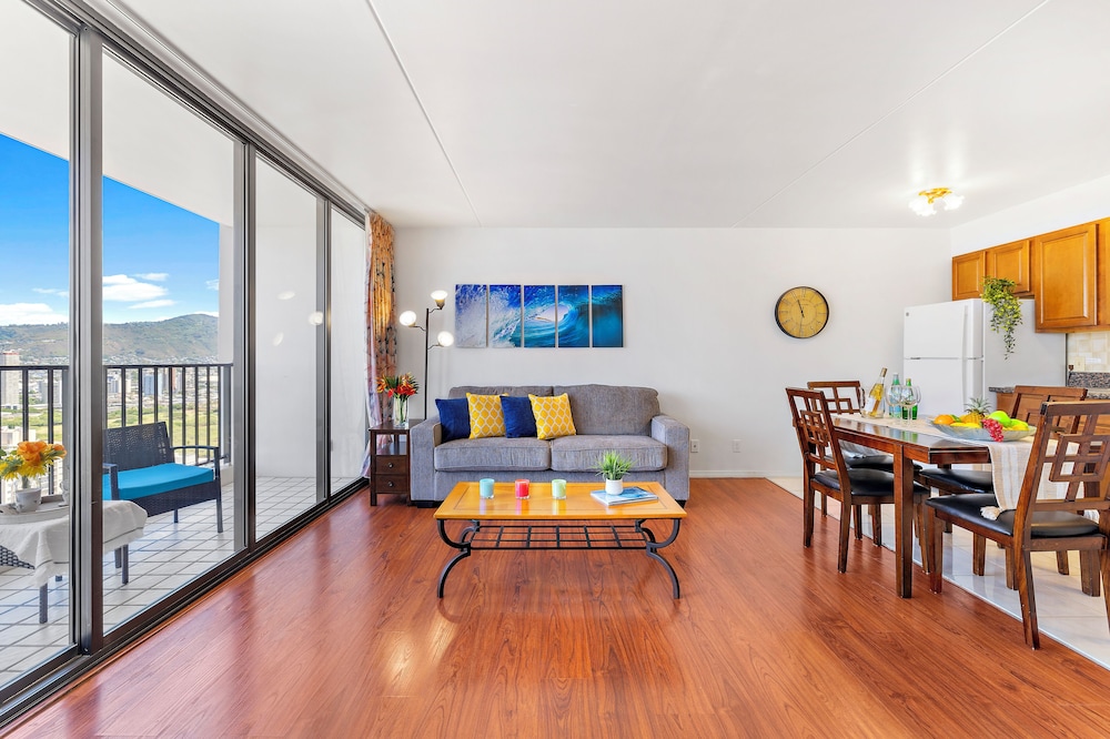 High Floor Ocean View Condo (King Bed and Parking): hotel room photo