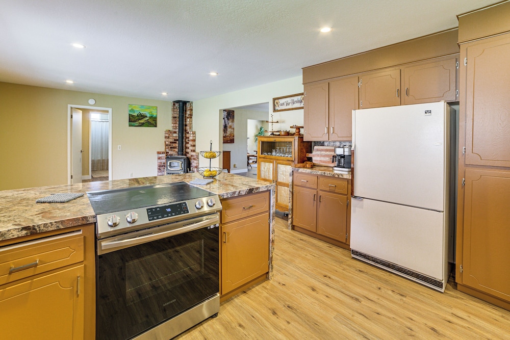 Fenced Yard & Outdoor Bar: Hillside Paicines Home!