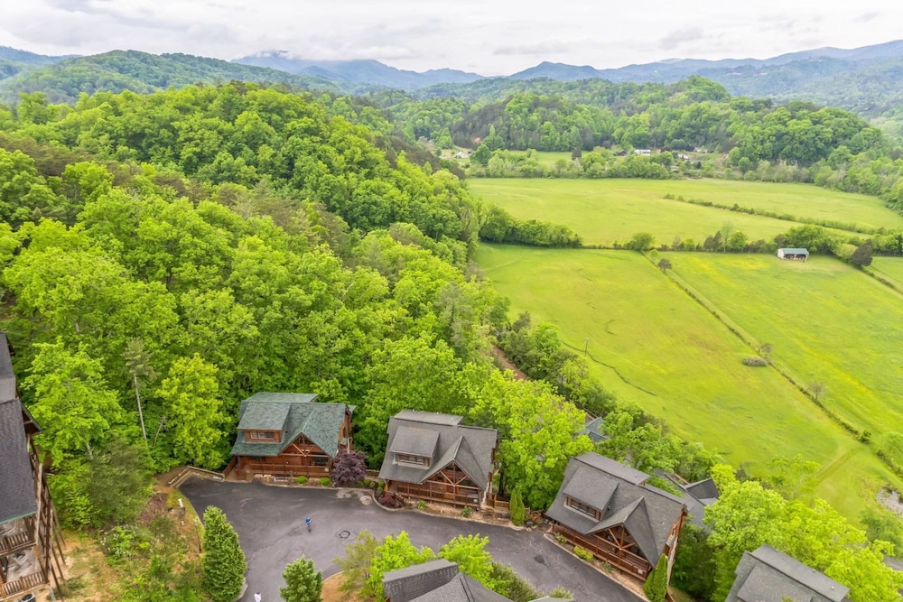 Summit View Way Resort Cabin w Hot Tub Deck w Views Pool Table