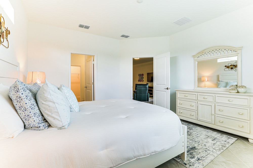 15 Mi to Downtown Fort Myers: Golf Getaway