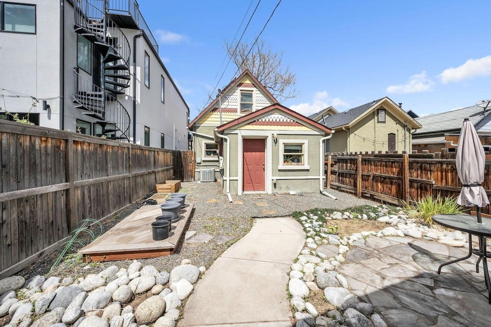 Stylish 2-story Home - Perfect Denver Location 2 Bedroom Home