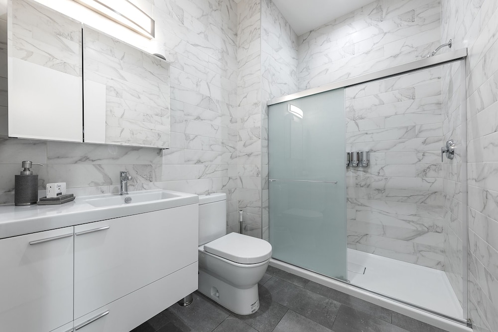 Large Stylish 3BR Loft on Cobblestone Ln Near NYC view 4