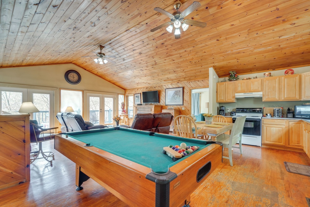 Resort Cabin With Private Hot Tub!