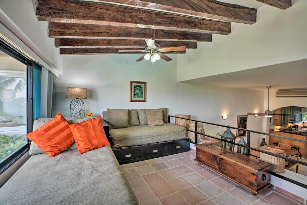 Updated Oceanside Townhome w/ Pool: Walk to Beach!