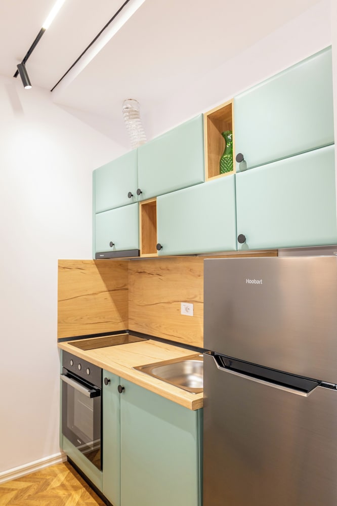Tirent Apartment-Modern 1-Bedroom Stay Near Liqeni i Thatë