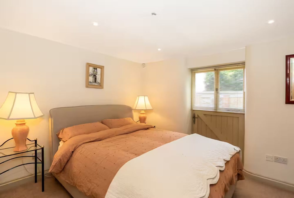 Priory Courtyard - 3 Bedroom Escape