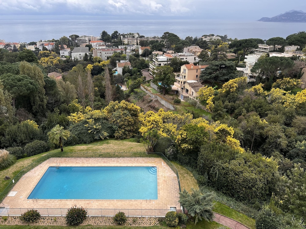 Large Light and Modern 2 Bedroomed Apartment in Cannes With Sea Views Pool and Lovely Terrace - 1503