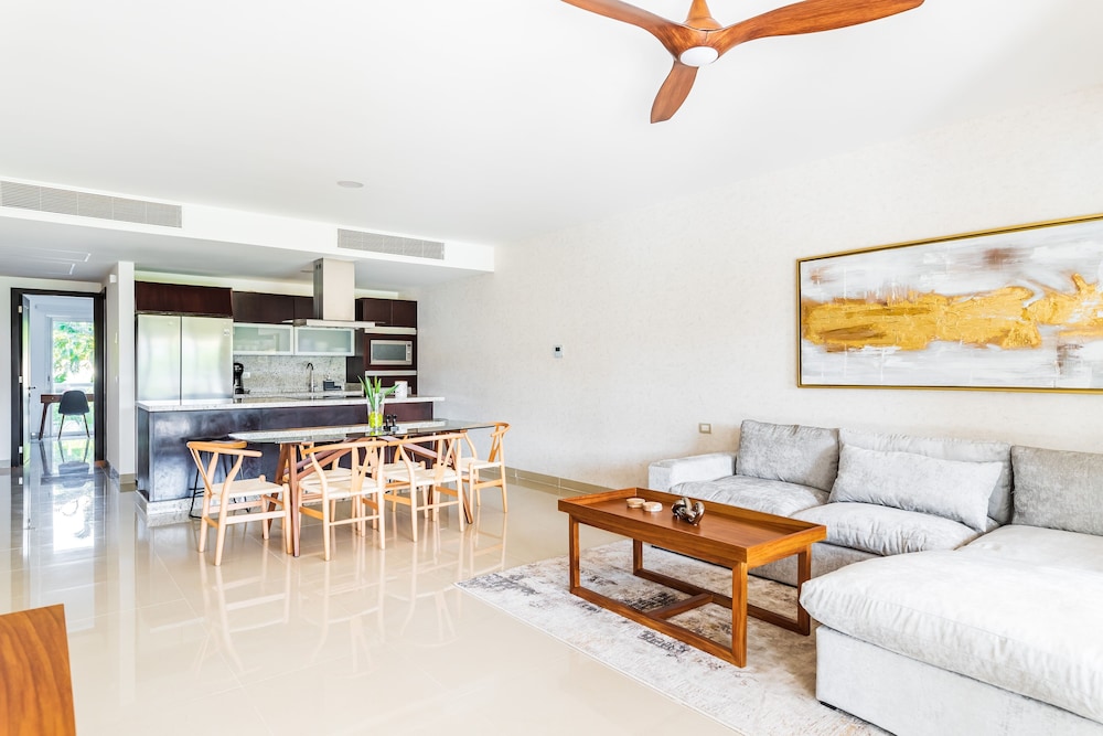 Casa Bellisima ! 2 bedroom swim up 2 Apts by RedAwning