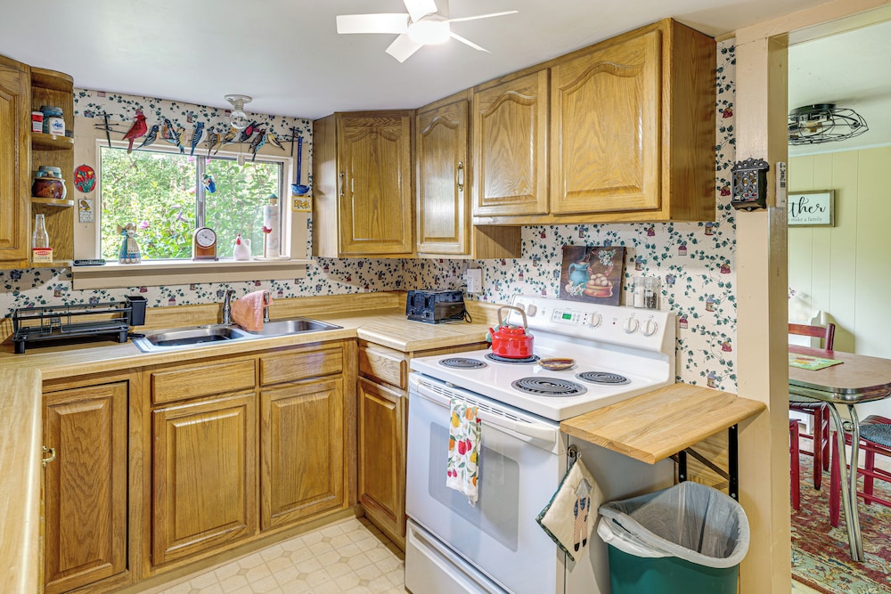 2 Mi to Hiking Trails: Cozy Fayetteville Cottage!