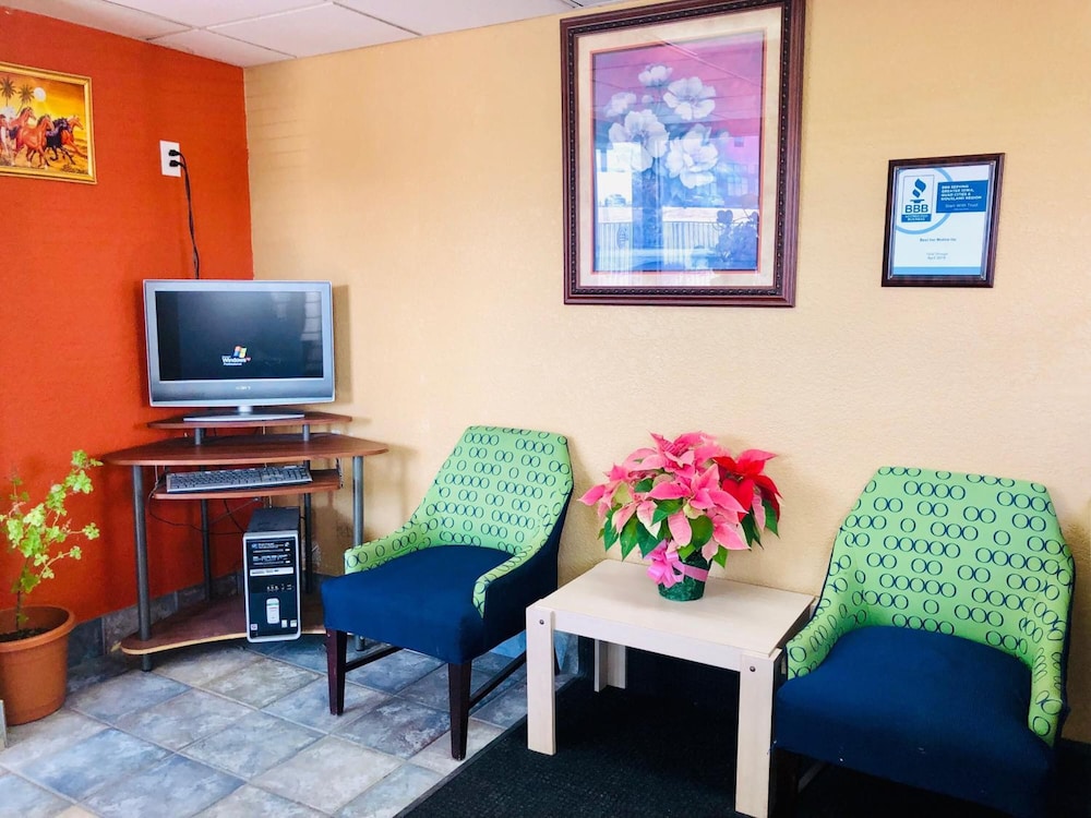 Hotel QC Stay Inn - Image 1