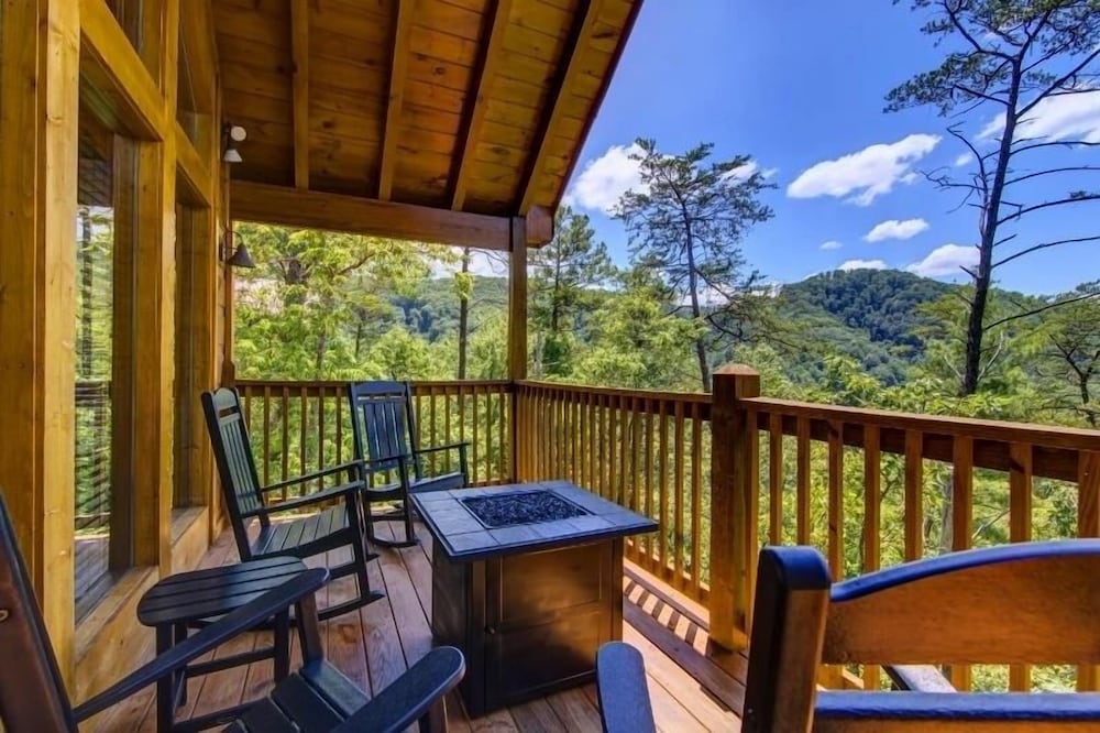 Sundance - 2 Bedrooms, 2 Baths, Sleeps 8 Home by RedAwning