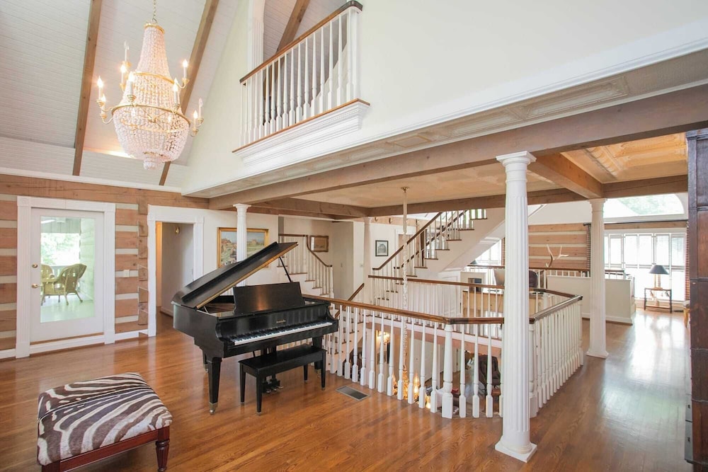 35 Acre Villa w/ Pool, Spa, Wine Cellar & Gym + Near Golf Club La Pearla Ranch by Avantstay