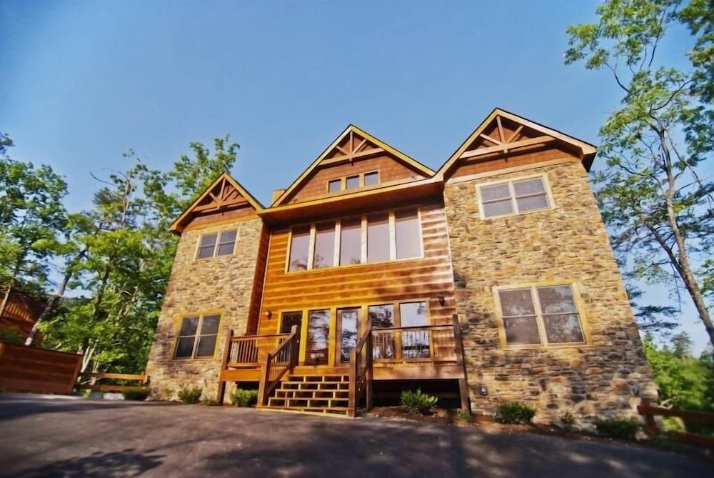 Pemberley Manor - 7 Bedrooms, 7.5 Baths, Sleeps 30 Home by RedAwning