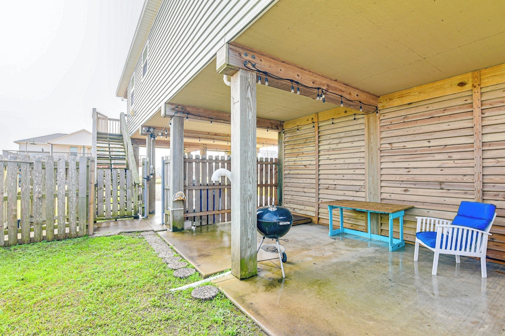 Walk to Gulf: Surfside Beach Home w/ Deck
