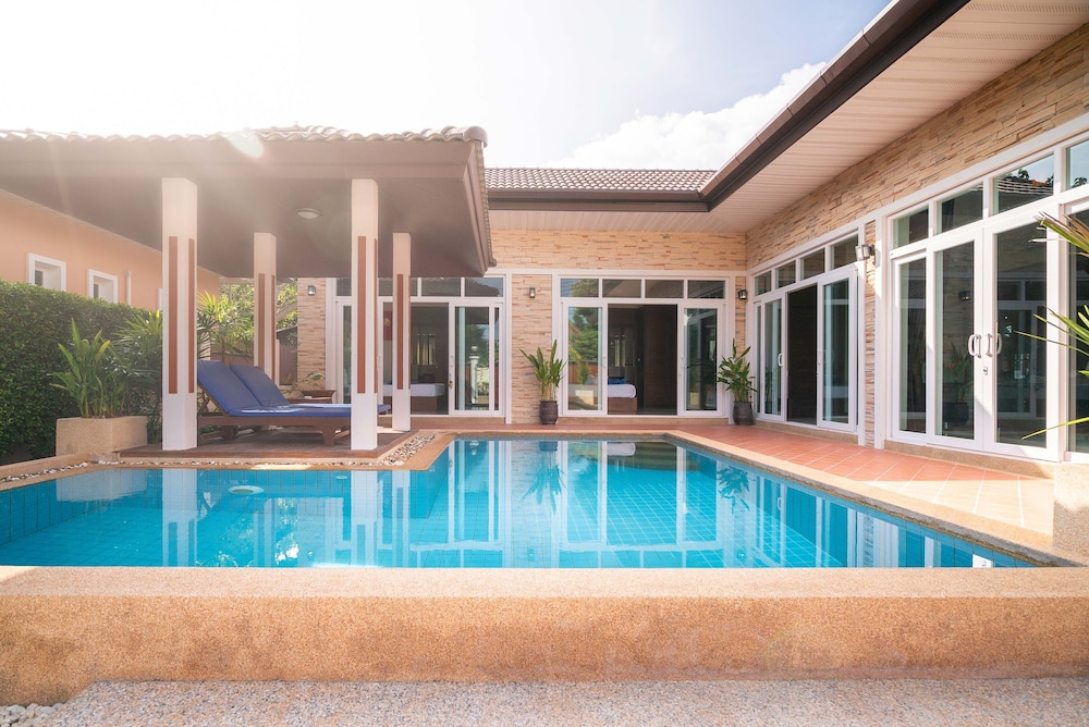 Rawai Private Villas - Pool and Garden