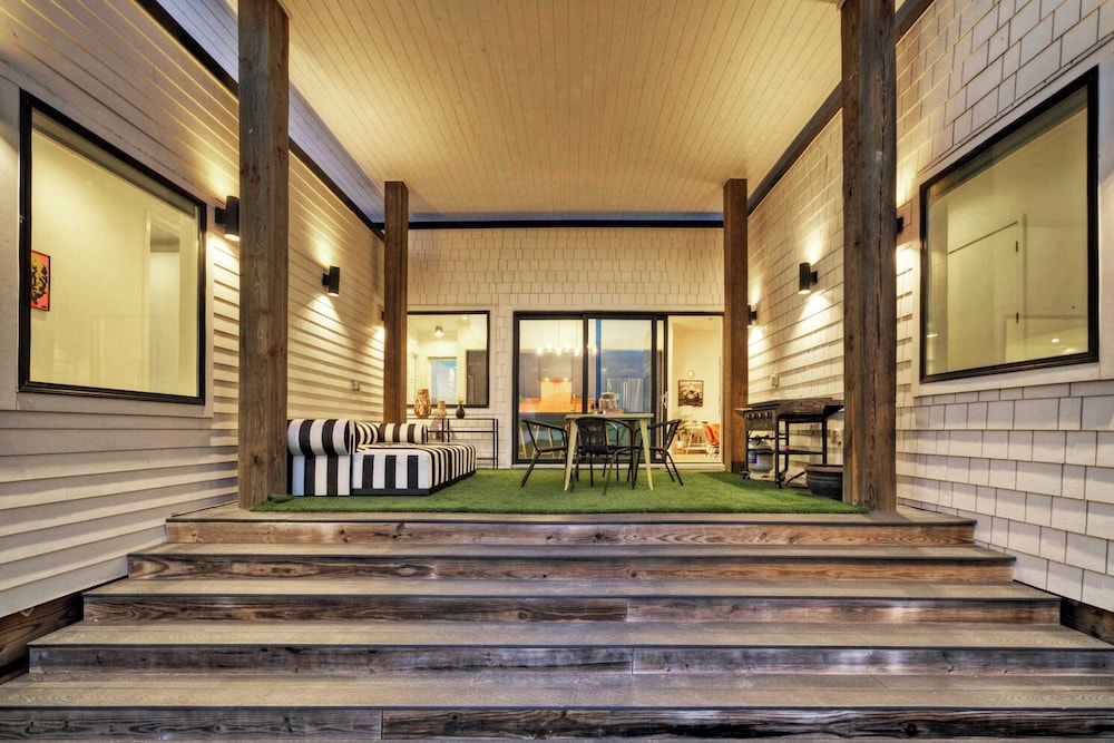 Sleeps 20 2 Modern Homes w/ Private Pool, Deck+patio 3-min Walk to the Beach