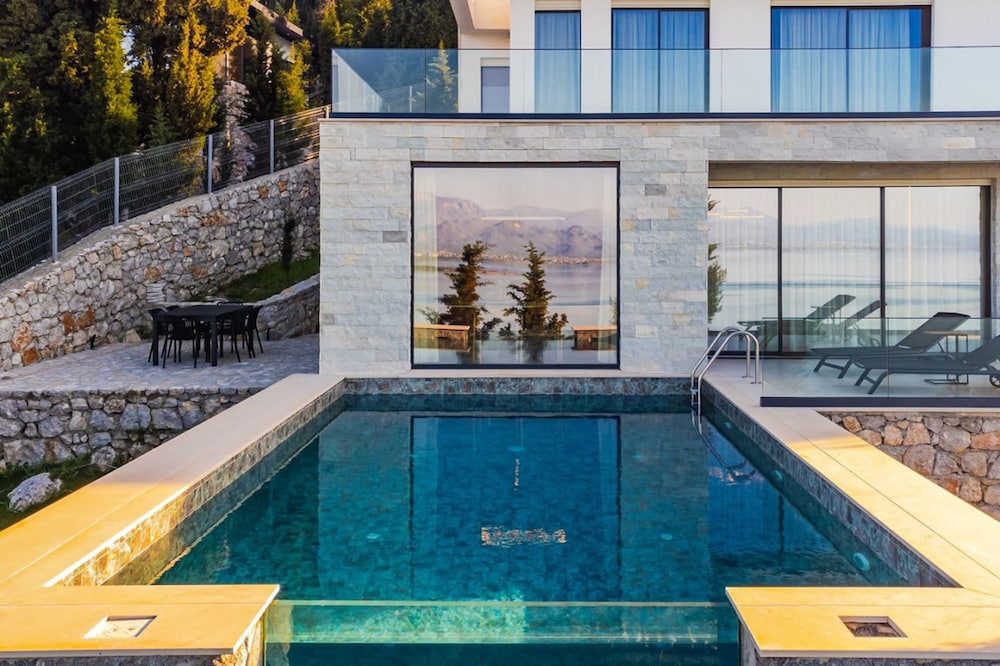 Villa Serenity Luxury Lakeside Manor