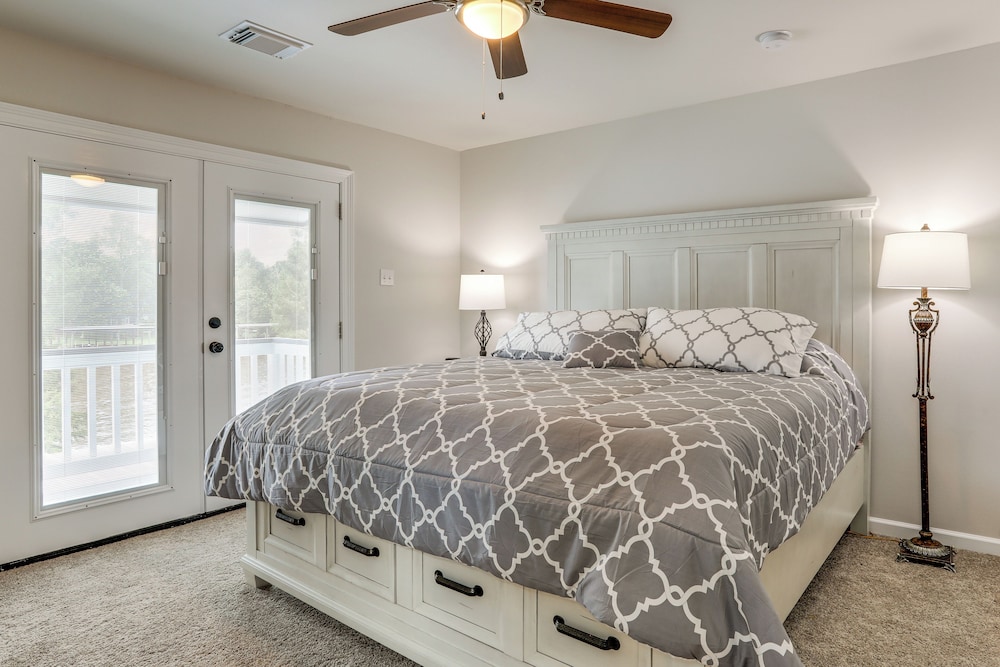 Riverfront Family Retreat w/ Yard in Saint Amant