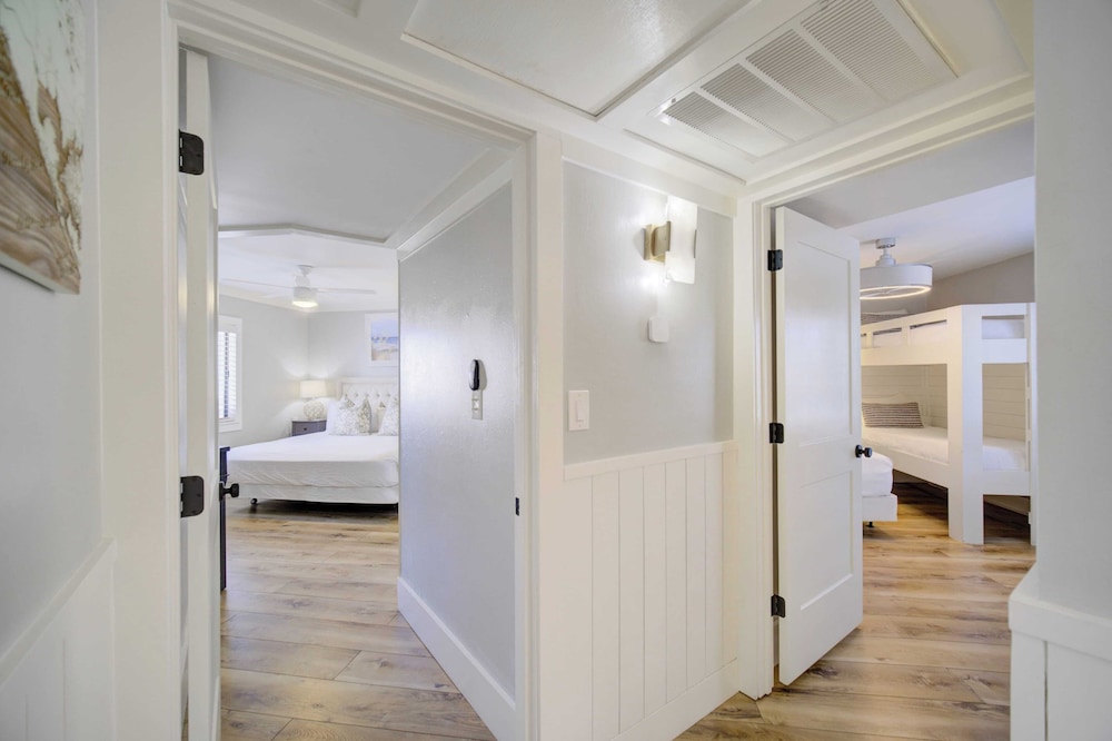 2 Condos, Steps to the Beach Pool+hot Tub, Balcony Lounge Triton & Sea Haven