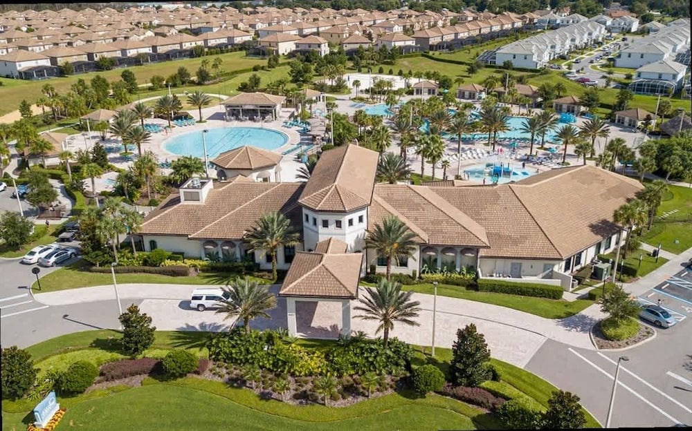 Modern 2Bd Townhome Minutes to Disney w Waterpark
