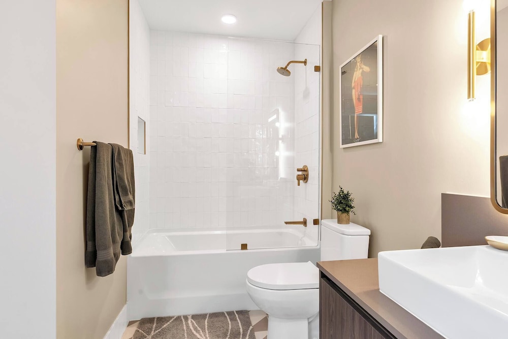 Luxury 1BR Penthouse, Bay & City Views Downtown