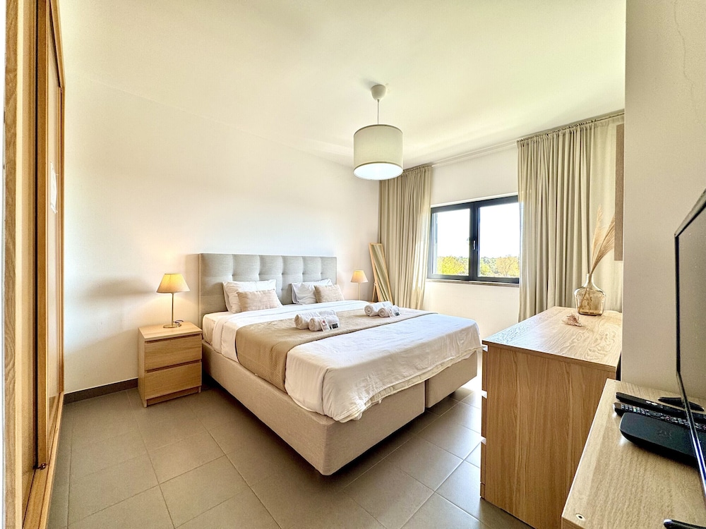 P RA SEA View With Pool by Homing