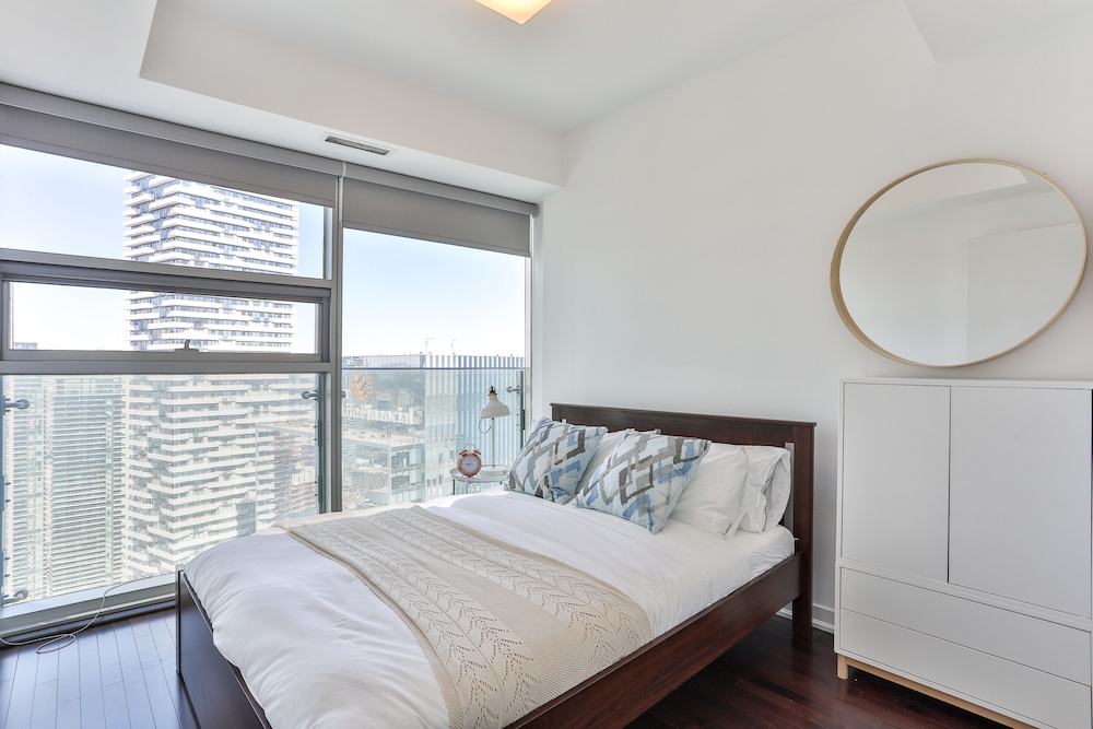 Brilliant High-Rise 2 Bed and Parking - Image 3