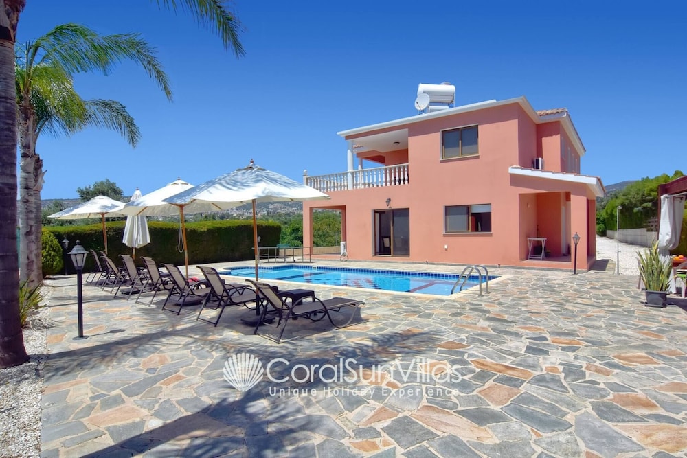 Family Villa Short Walk To Coral Bay Strip 5 Min and Pub, Shops etc