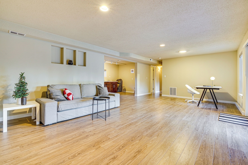 Lakefront Gem: Balcony, Fire Pit & Yard in Everett