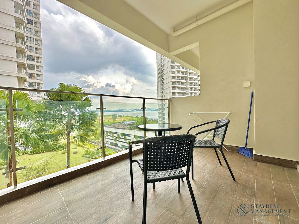 Country Garden Danga Bay Sea View Homestay by Stayrene