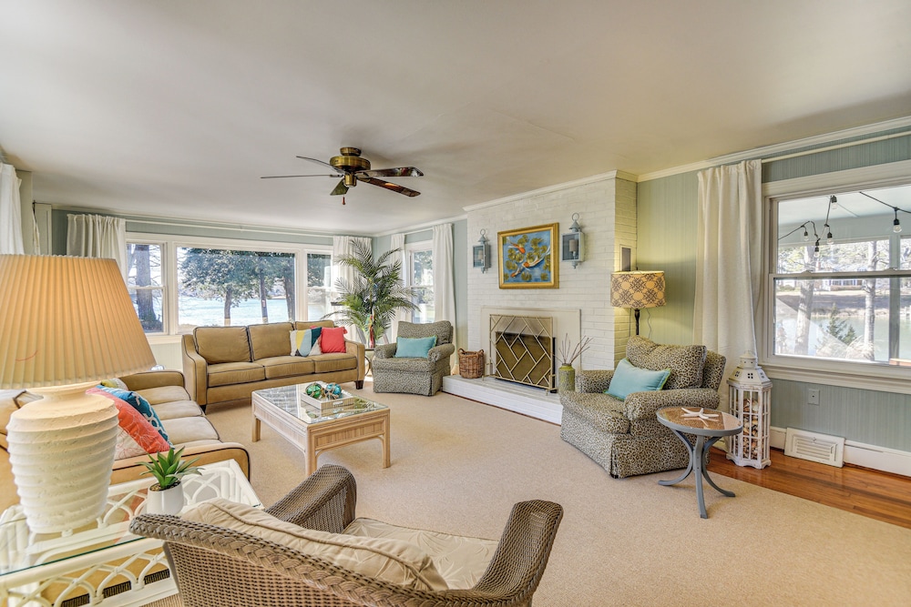 Dine Al Fresco: Reedville Home w/ Dock
