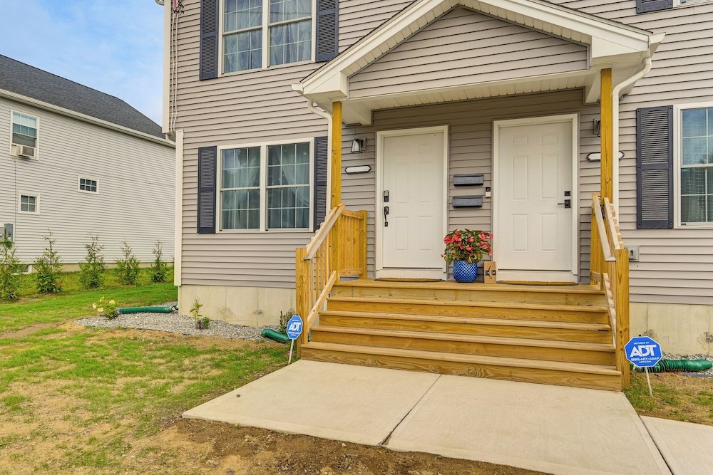 1 Mi to MGM Springfield: Cozy Winter Duplex!