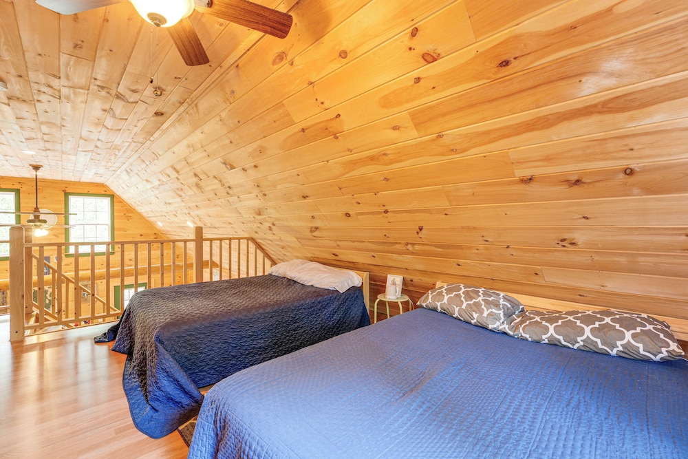 2 Mi to Marina & Beach: Frye Island Retreat!