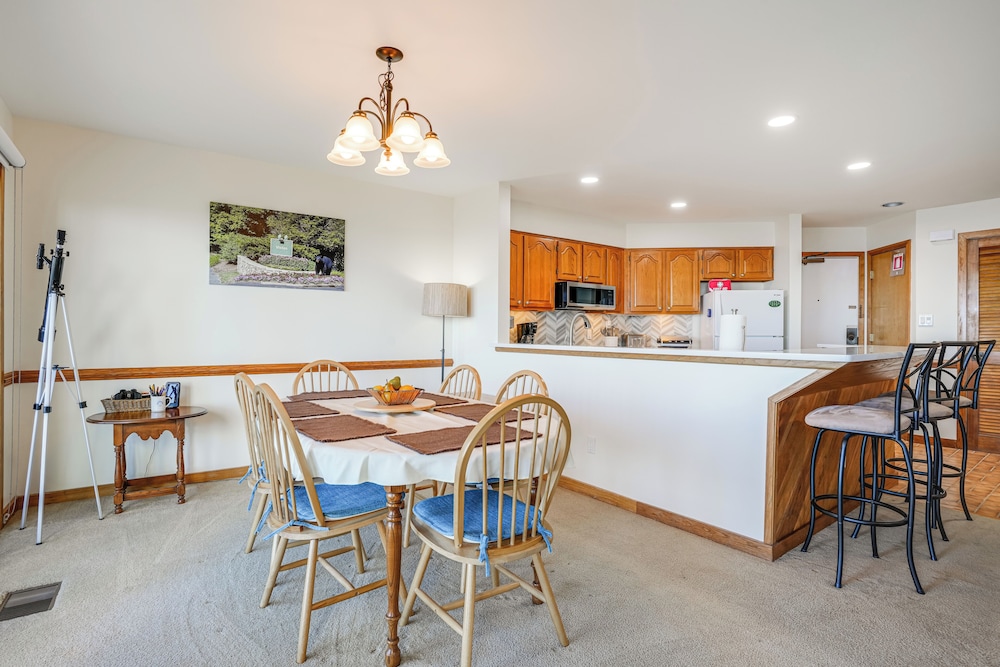 1 Mi to Wintergreen Resort: Mtn-view Condo!