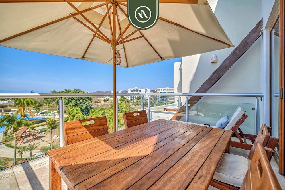 Oceanfront 3BR Condo With Beach Club - Pool