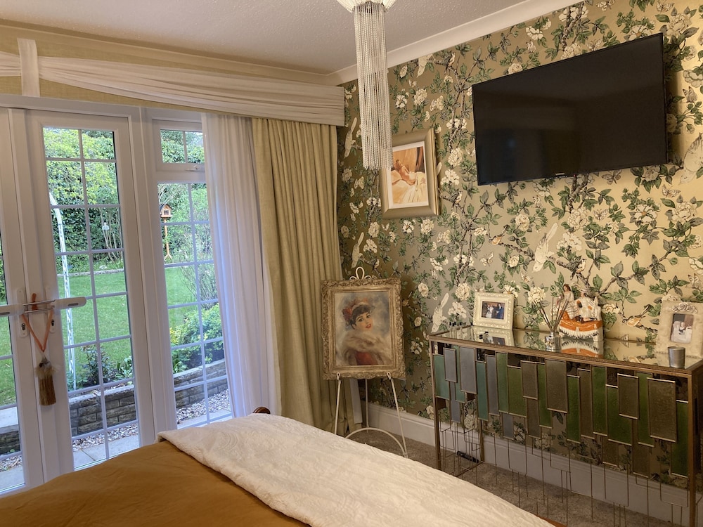 Stunning 2 Bed Bungalow in Liverpool Leafy Suburb view 4