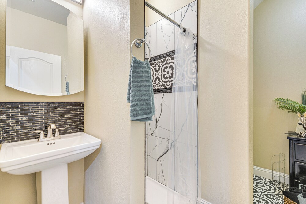 Golf, Fish & More: Cozy Safari Unit in Atwater!