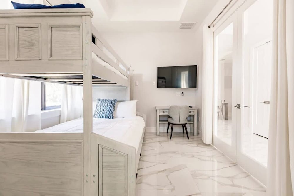 Exquisite Vanderbilt Beach Luxury Getaway