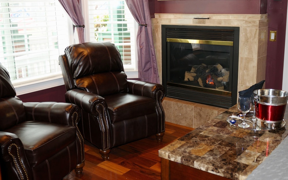The Collins Inn and Seaside Cottages - Adults Only
