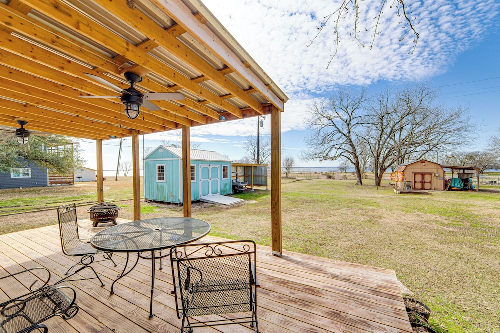 Waterfront Lake Tawakoni Home w/ Yard & Fire Pit