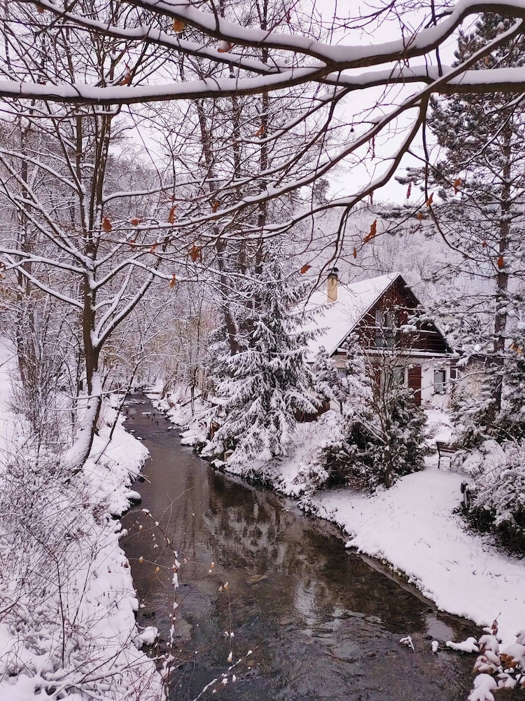 Sunny Wooden House on Creek, 30 Minutes Prague