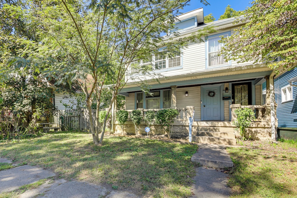 3 Mi to Dtwn Indy: 20th-century Apt w/ Fenced Yard